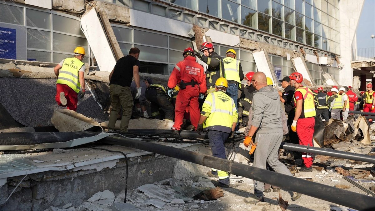 Sırbistan’da tren istasyonunun çatısı çöktü: 11 ölü