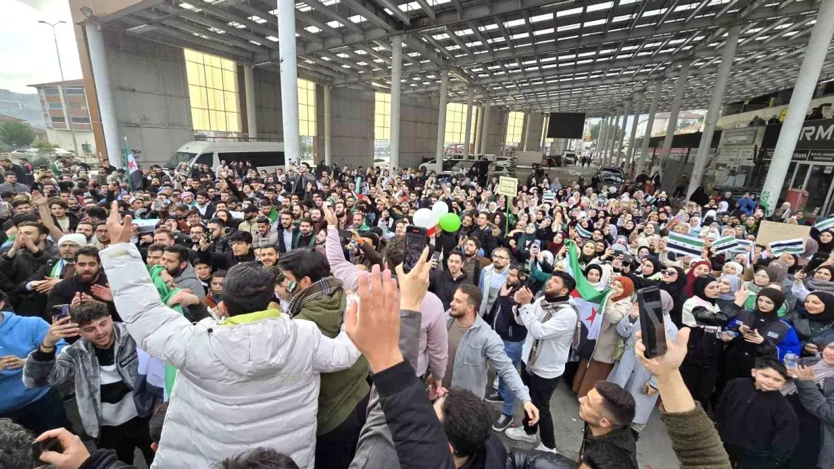 Karabük’te Suriyeli Öğrenciler Rejim Çöküşünü Kutladı